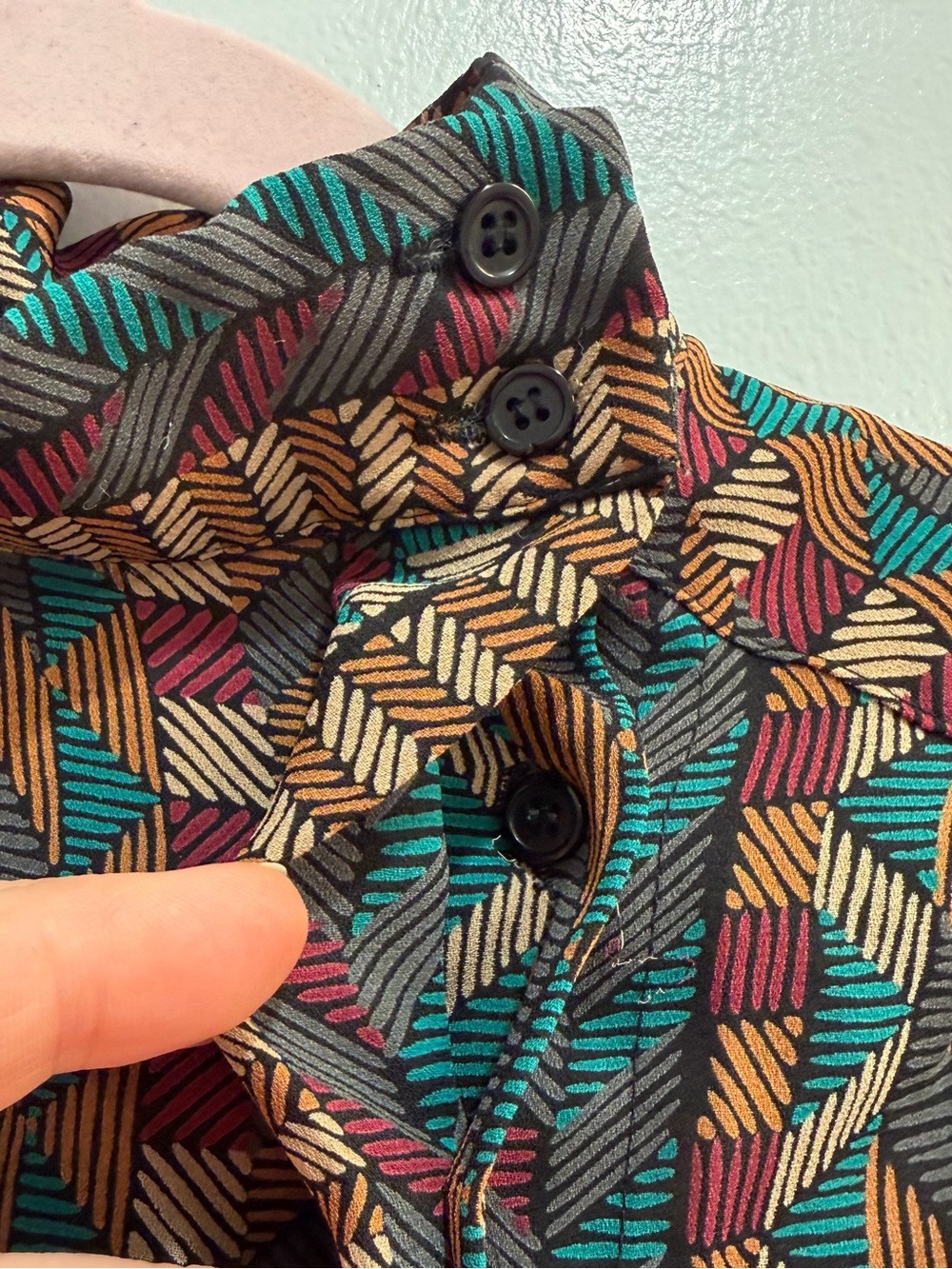 Vintage 80s Regina Porter Geometric Chevron Mock Neck Blouse Hidden Placket Sz 4 - Picture 4 of 16